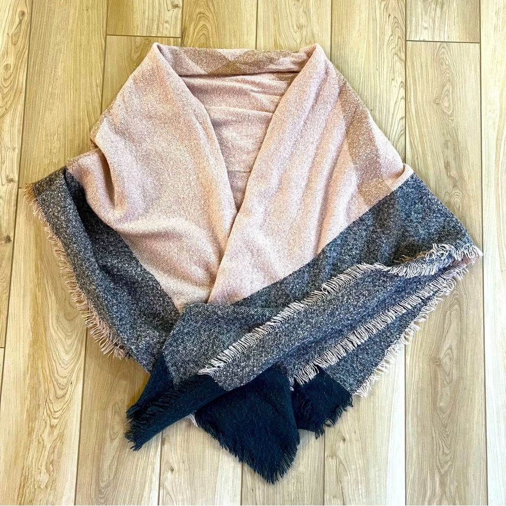 Cozy blanket scarf in pale pink, gray and charcoal